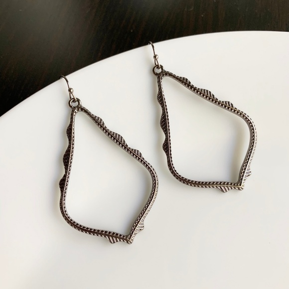 NEW Large Frame Earrings (black) - Picture 6 of 8